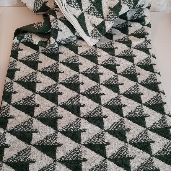 **West Elm Modern Pine Tree Jacquard Bath Towel (1 Towel) - Picture 7 of 13